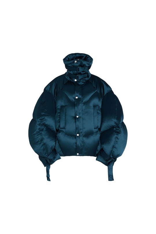 蓝色高领羽绒夹克