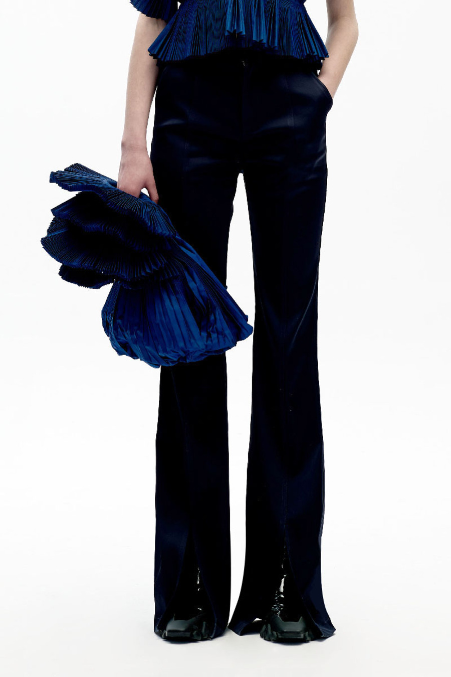 AW20 原创设计开叉喇叭裤-5