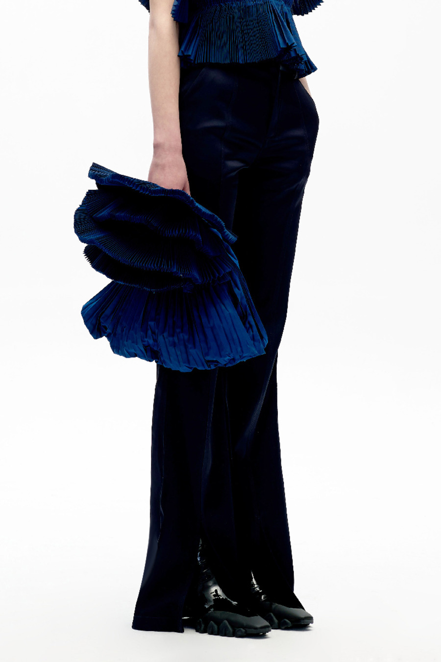 AW20 原创设计开叉喇叭裤-4