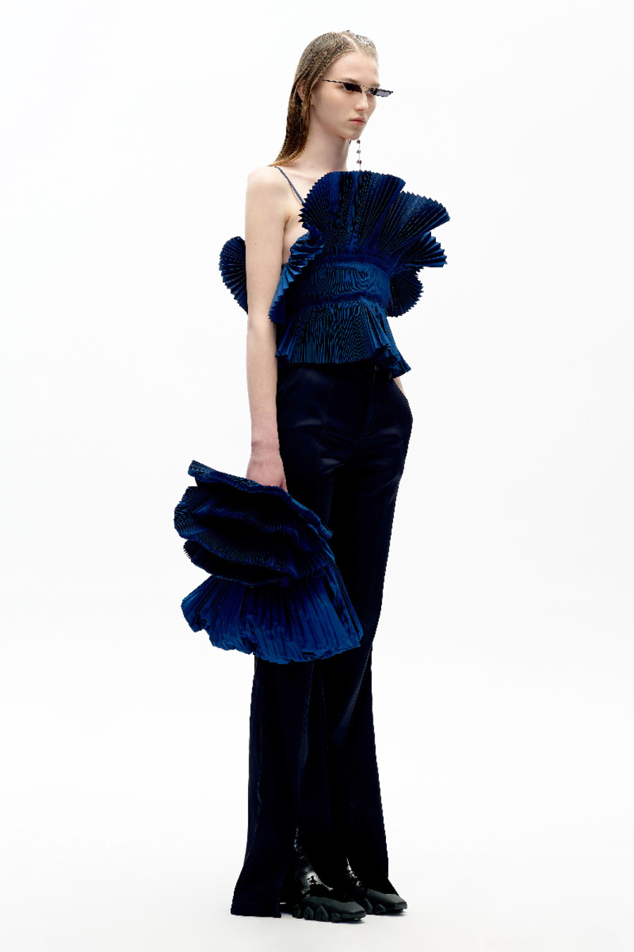 AW20 原创设计开叉喇叭裤-2