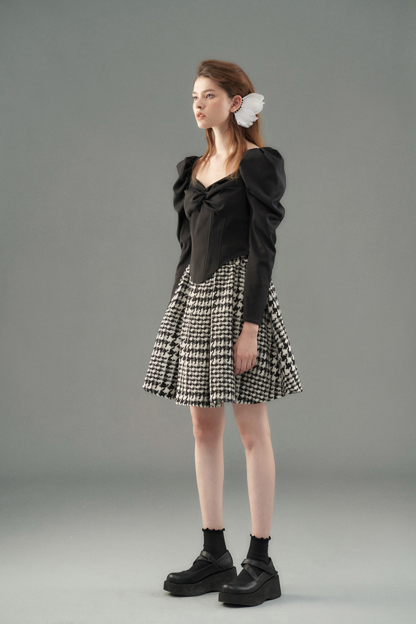 胸衣造型羊腿袖上衣