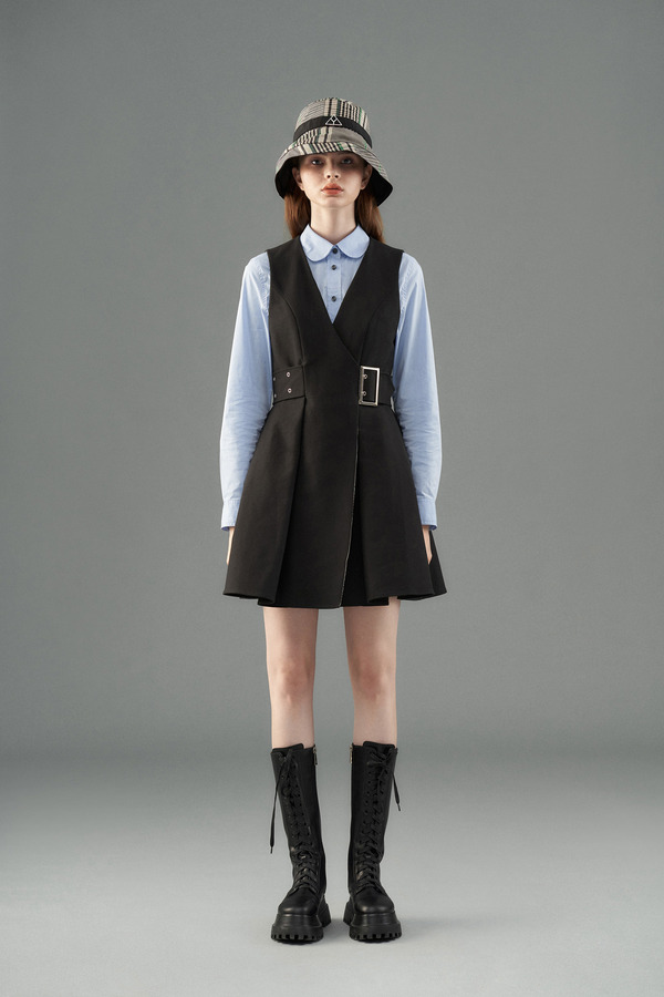 金属扣腰带背心裙