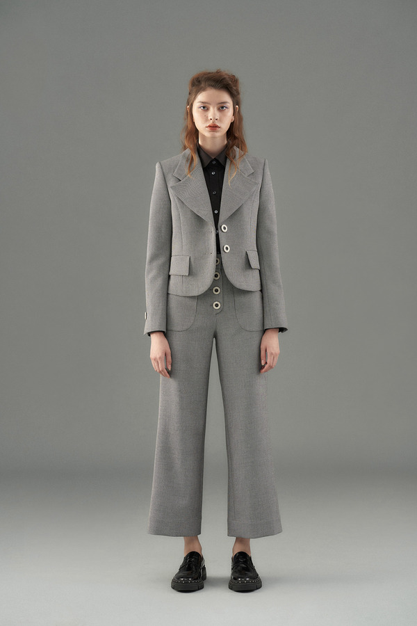 大方角领短款西装