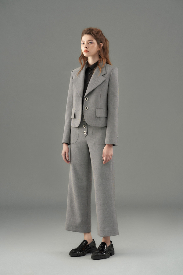 大方角领短款西装