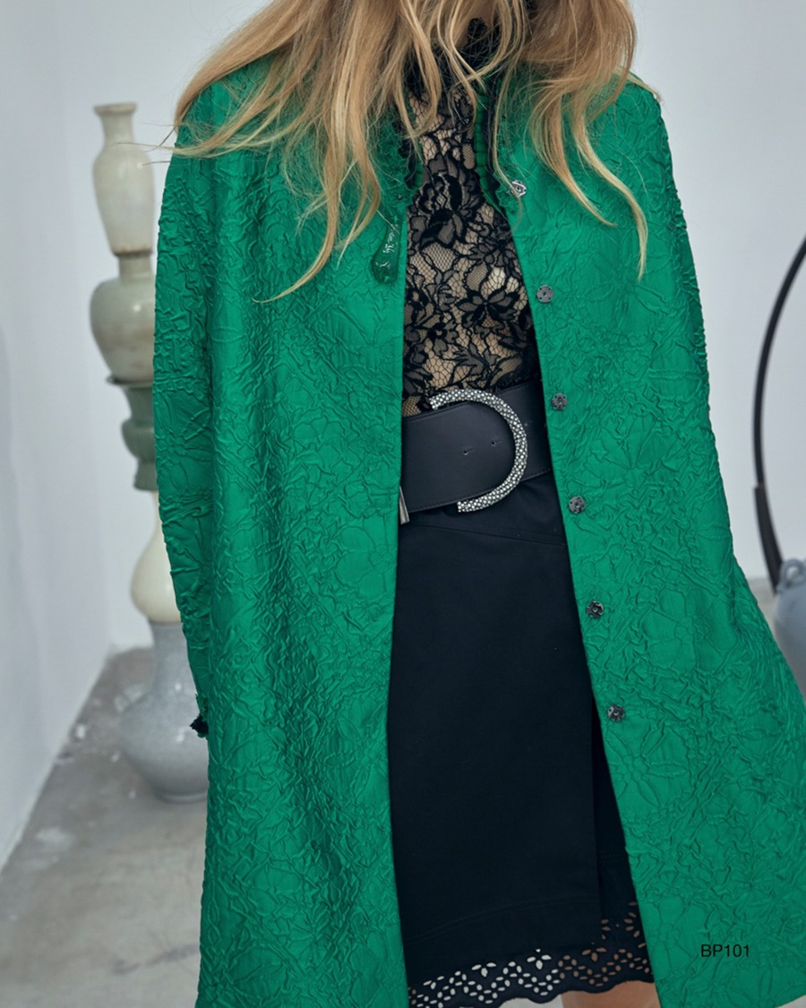 花瓶扣饰提花大衣-3