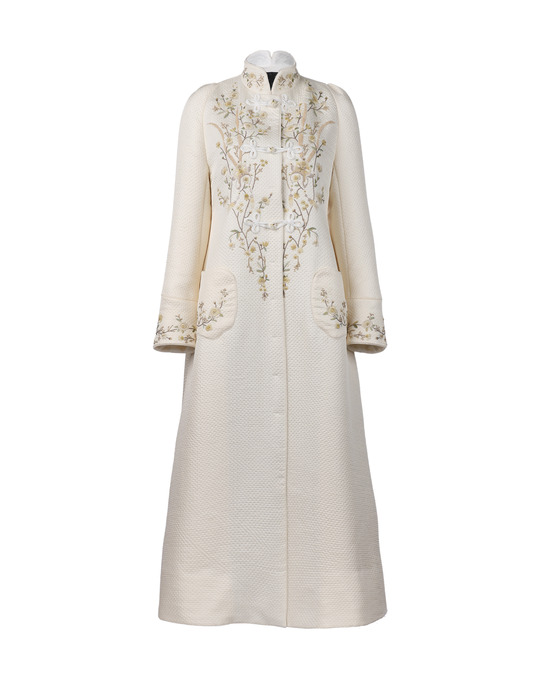 手工扣饰刺绣大衣