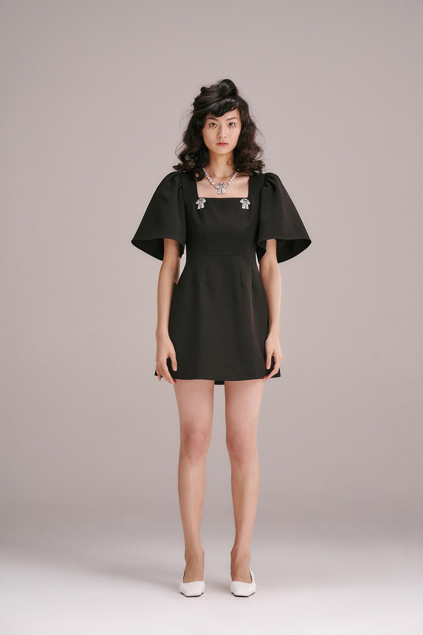 蝴蝶结钻饰泡泡袖连衣裙