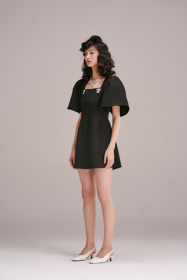 蝴蝶结钻饰泡泡袖连衣裙