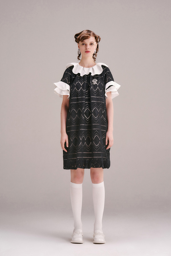 拉夫领刺绣镂空连衣裙