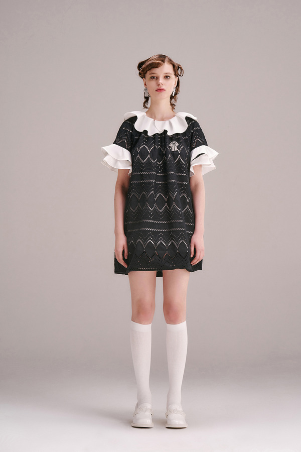 拉夫领刺绣镂空连衣裙