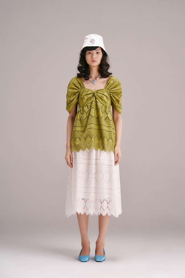 刺绣镂空抽褶袖上衣