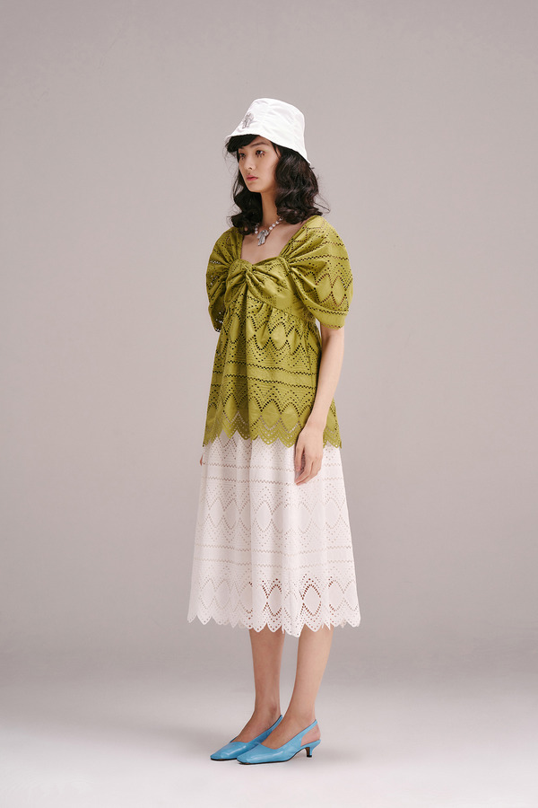 刺绣镂空抽褶袖上衣