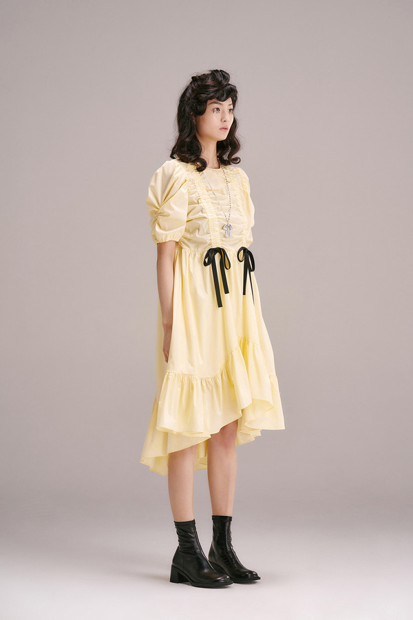 系带抽褶不规则下摆连衣裙