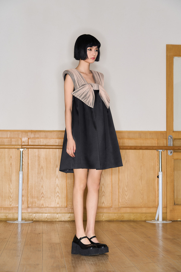 蝴蝶结造型垫肩连衣裙