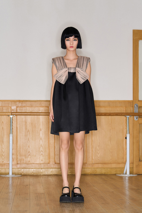 蝴蝶结造型垫肩连衣裙