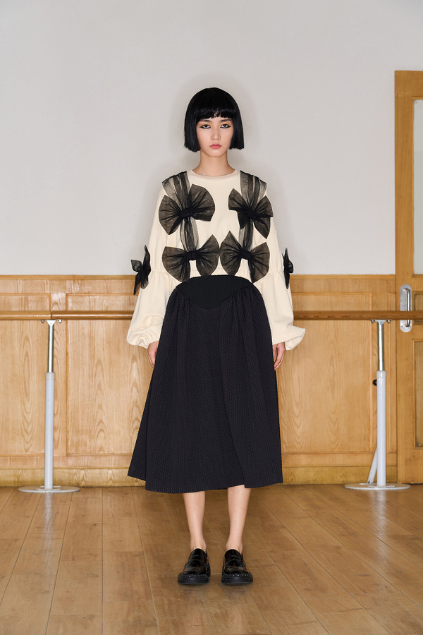 蝴蝶结装饰上衣