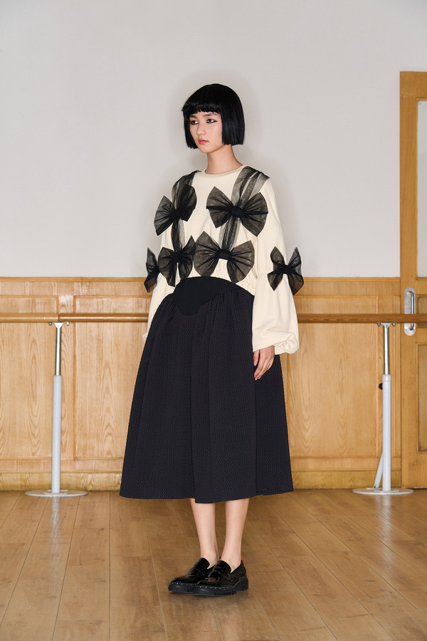 蝴蝶结装饰上衣