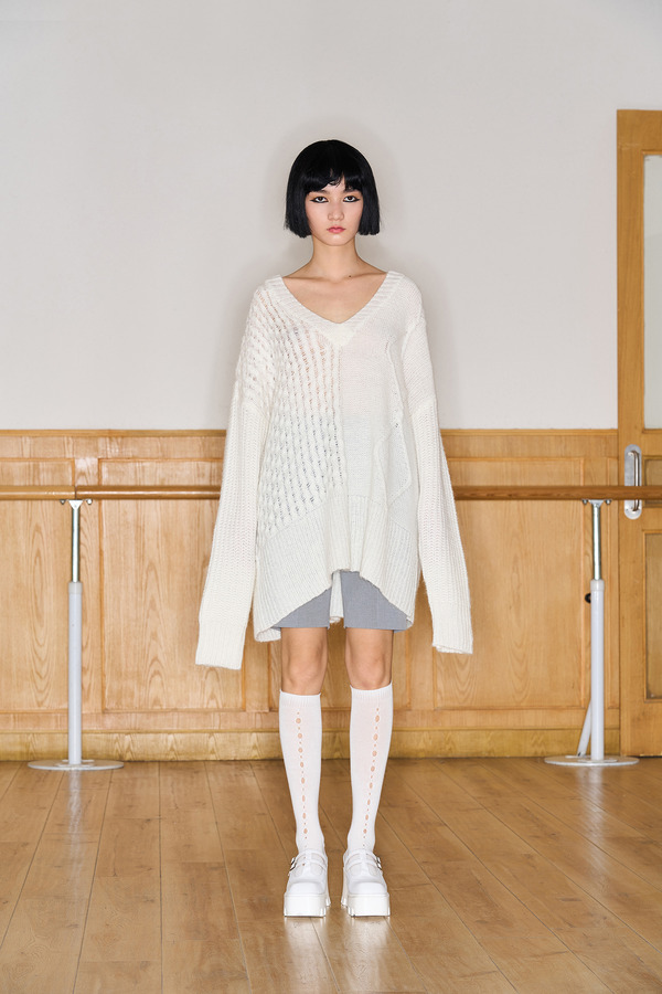 马海毛大V领宽松毛衣