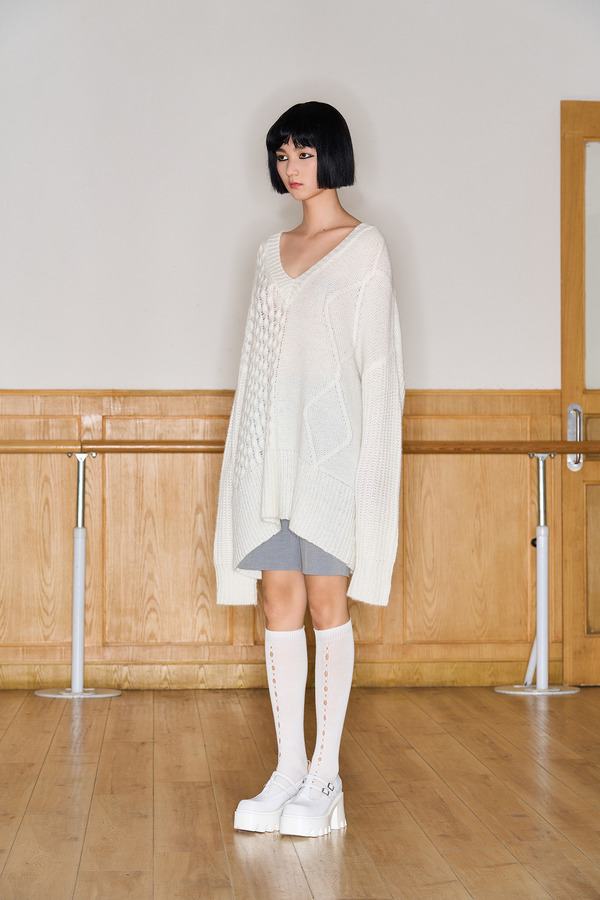 马海毛大V领宽松毛衣