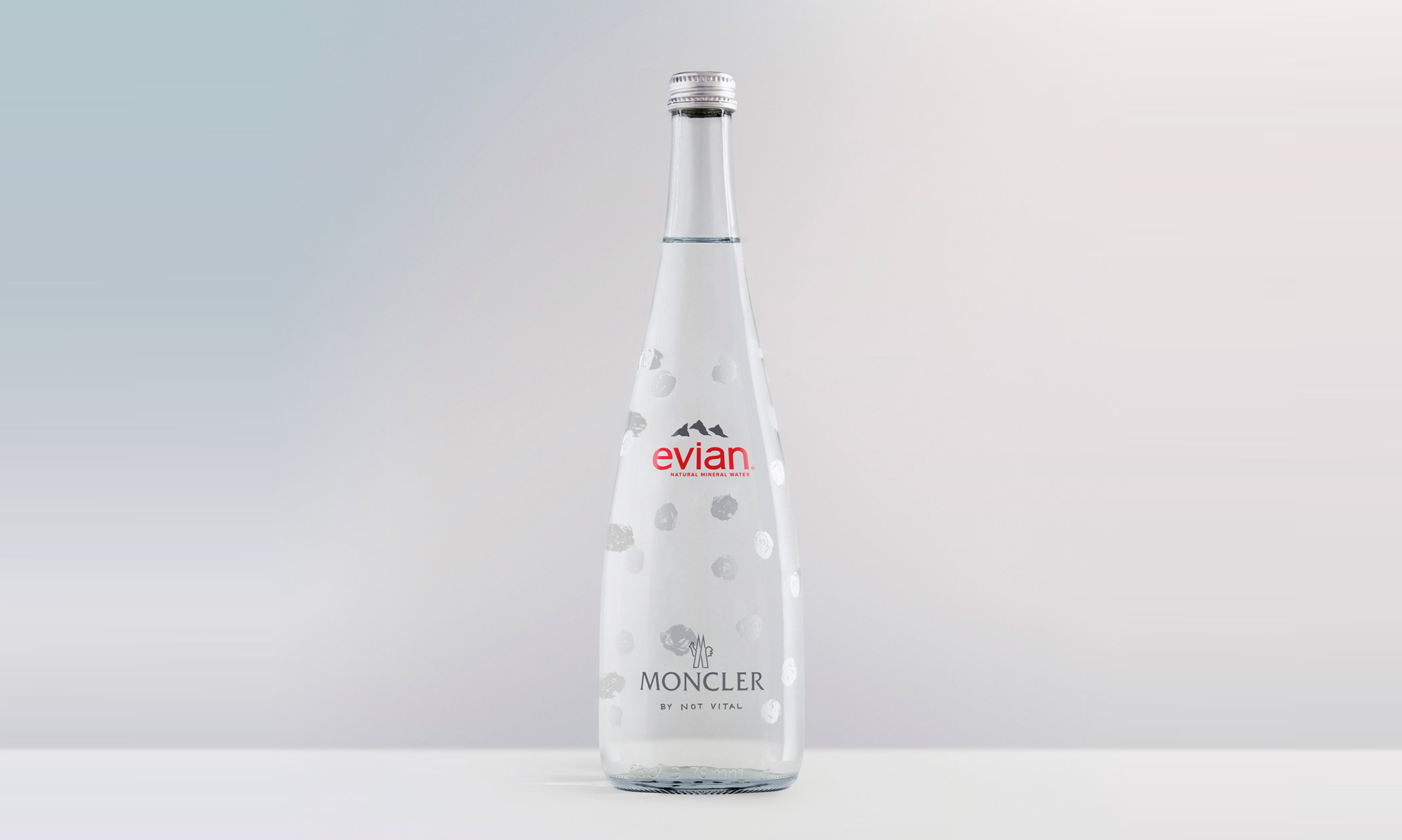 Moncler x Evian 限定玻璃瓶矿泉水开售