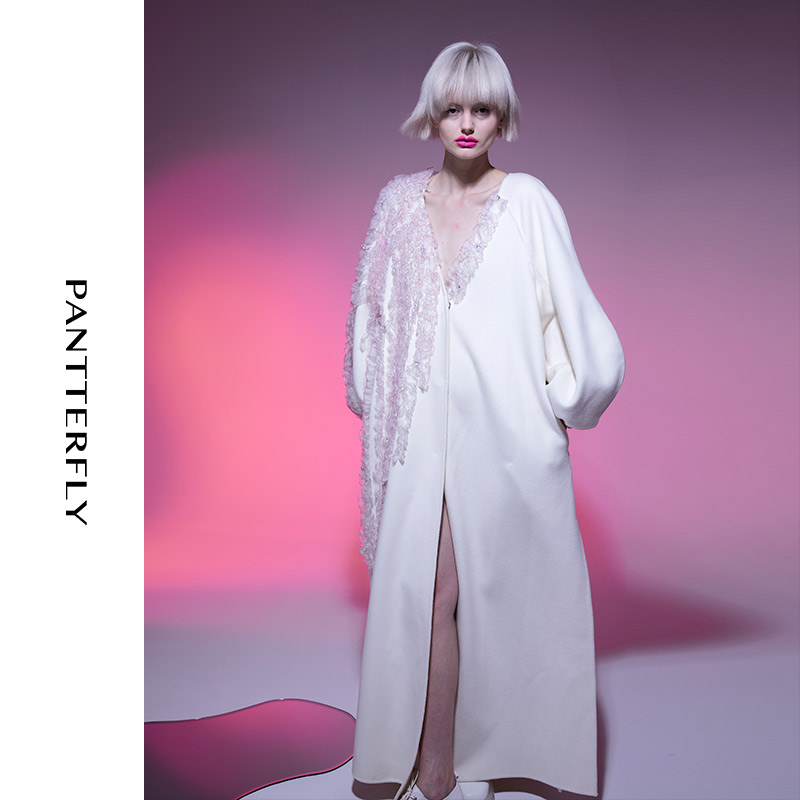 PANTTERFLY2021新款原创小众设计感白色绣花V领羊毛呢外套 高级感