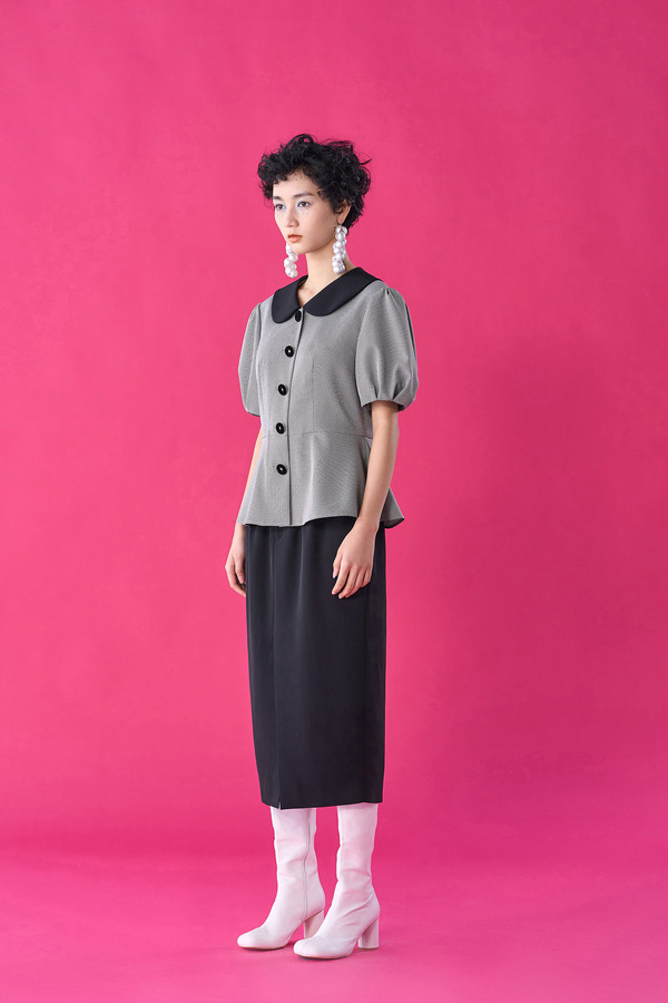 娃娃领丝绒扣上衣