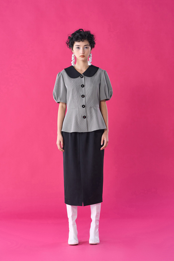 娃娃领丝绒扣上衣