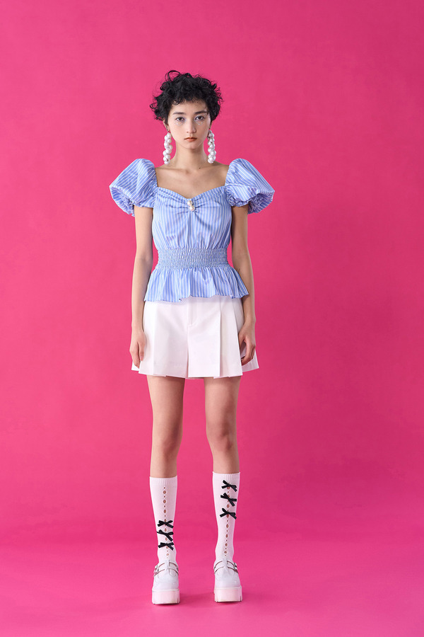 珍珠装饰花朵袖上衣