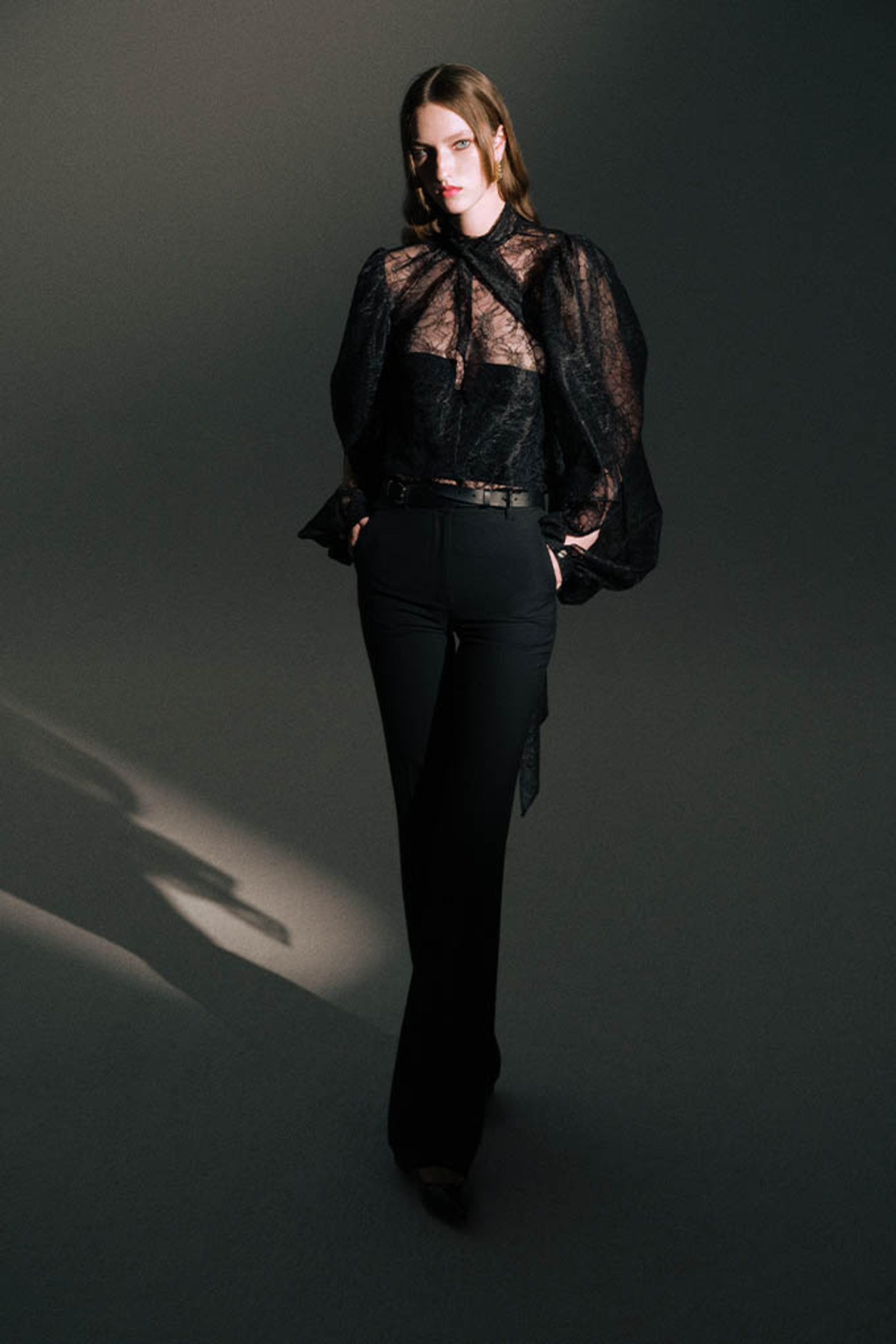 蕾丝泡泡袖上衣