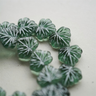 墨茶水绿描白色~树叶捷克珠玻璃琉璃珠 11X13MM