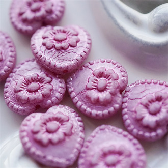 光泽粉白色~爱心浮雕大丽花捷克珠玻璃琉璃 16X17MM