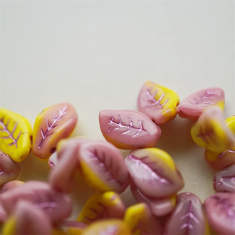 少女粉黄渐变描粉调~翘边树叶侧孔捷克珠玻璃琉璃 14X9MM