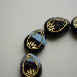 撞色黑蓝mix描金~水滴形浮雕睡莲纹直孔捷克珠玻璃琉璃珠 18X14MM