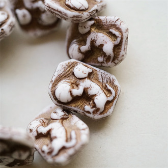 白色做旧古铜金色~高定立体猫咪抱球长方形捷克珠玻璃琉璃串珠 22X16MM