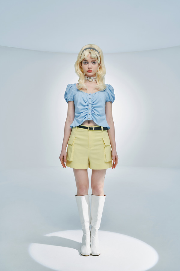 大圆领抽褶上衣