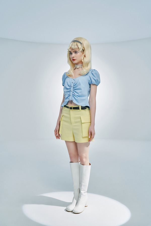 大圆领抽褶上衣