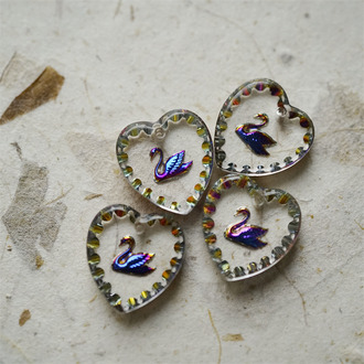 天鹅优雅花边浮雕爱心桃心中号蓝紫幻彩色~西德进口凹雕古董玻璃吊坠串珠材料 15X14MM