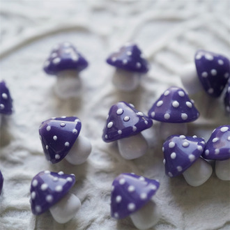 紫色白波点超可爱蘑菇直孔珠~日本进口灯工玻璃琉璃珠 尺寸约14X15MM