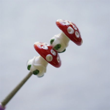红白配色可爱毒蘑菇带叶子~日本进口灯工玻璃琉璃珠 尺寸约15X17MM-9