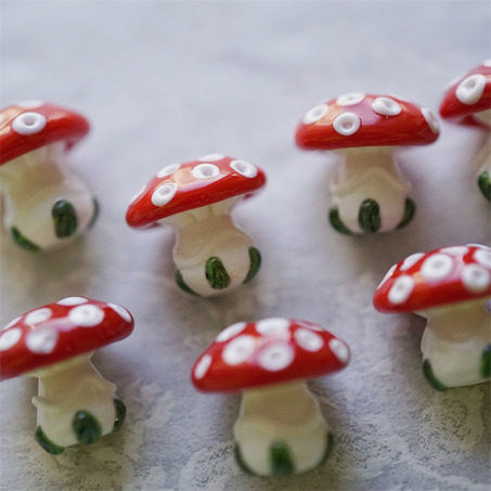 红白配色可爱毒蘑菇带叶子~日本进口灯工玻璃琉璃珠 尺寸约15X17MM-12