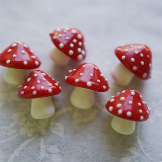 经典红色白波点超可爱蘑菇直孔珠~日本进口灯工玻璃琉璃珠 尺寸约14X15MM