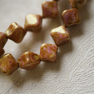 做旧粉橘金属斑驳光泽~立体菱形方块扁珠捷克珠玻璃琉璃珠 9X7MM