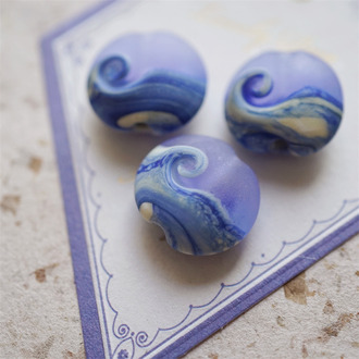 薰衣草海浪海玻璃雾面扁圆造型~海滩波浪元素盐泉岛艺术家灯工玻璃珠作品 尺寸约19MM