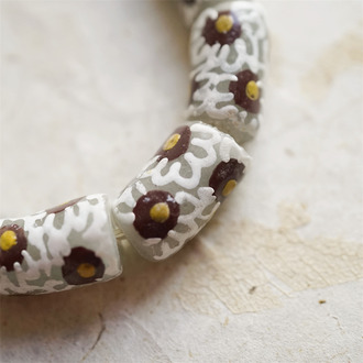 奶油白棕花纹~曲线柱形珠造型hobo风手造环保玻璃珠西非贸易珠 尺寸约12X22MM