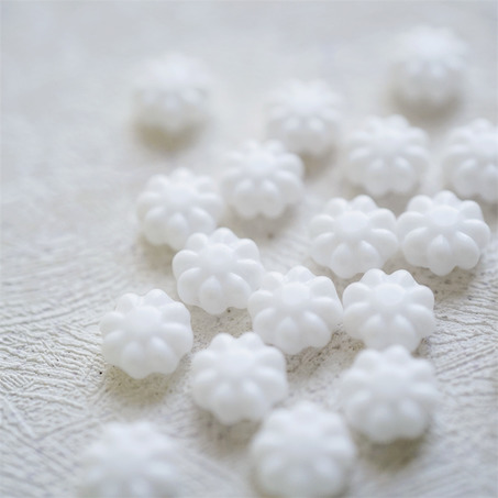 实色纯白色~常规小雏菊花朵捷克珠玻璃琉璃珠 9MM