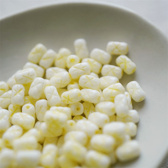 纯白彩绘奶油黄色~迷你浮雕星星纹小矩形长方形珠捷克珠玻璃琉璃珠 6X4MM