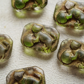 透明夹心菓绿描古铜金~高定立体猫咪抱球长方形捷克珠玻璃琉璃串珠 22X16MM