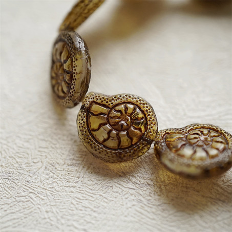 琥珀蜂蜜夹心做旧描古铜色~海洋生物贝壳鹦鹉螺化石捷克珠玻璃琉璃珠 18X16MM