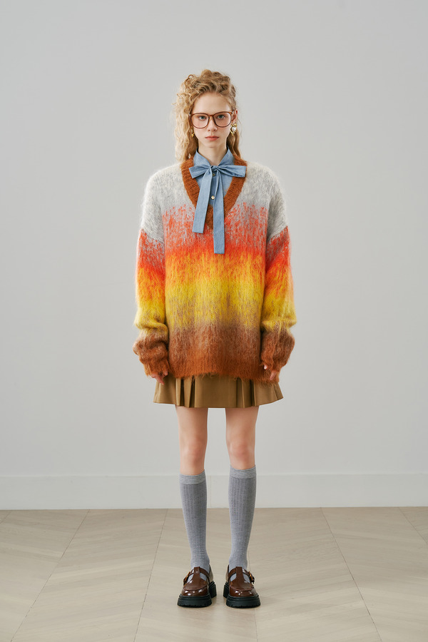 油画渐变V领毛衣