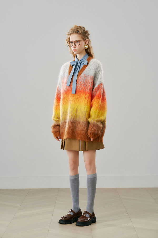 油画渐变V领毛衣